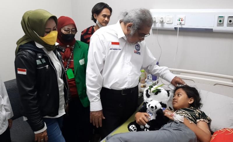 Arist Merdeka Sirait saat mengunjungi anak korban kecelakaan maut di RS Ananda, Kota Bekasi, Jumat (2/9/2022).