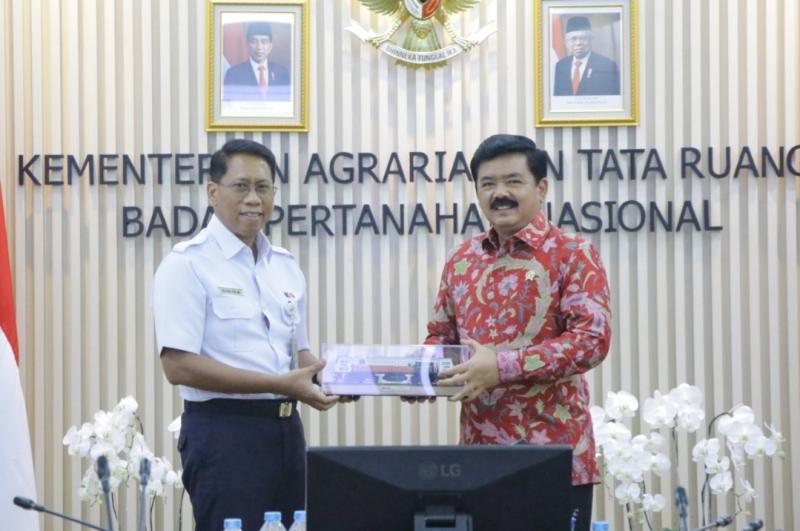 Direktur Utama KAI Didiek Hartantyo dan Menteri Agraria dan Tata Ruang/Kepala Badan Pertanahan Nasional (ATR/BPN) Hadi Tjahjanto melakukan simbolis pertukaren cenderamata di Kantor Kementerian ATR/BPN, Jakarta pada Jumat (2/9/2022). 