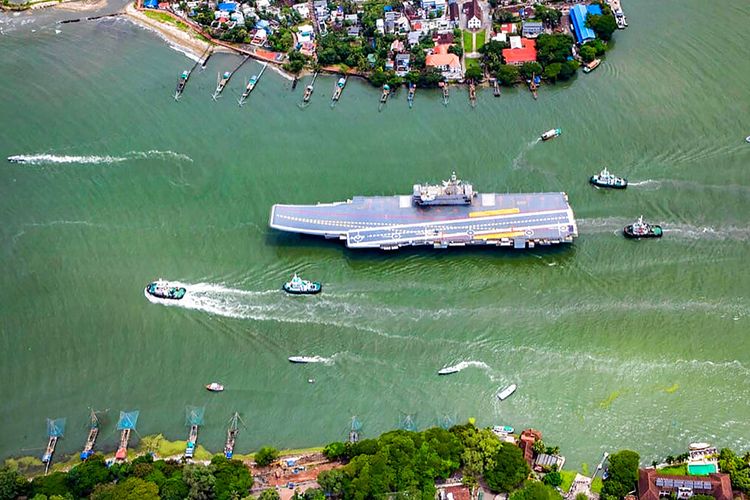 Dalam foto yang disediakan Angkatan Laut India ini, INS Vikrant, kapal induk India pertama buatan dalam negeri, berlayar untuk uji coba laut dari Kochi, India, Kamis, 25 Agustus 2022. India pada Jumat (2/9/2022) menugaskan kapal induk buatan dalam negeri pertamanya, INS Vikrant.(INDIAN NAVY via AP PHOTO)