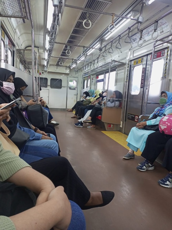 Suasana di kereta perempuan menuju Stasiun Jakarta Kota