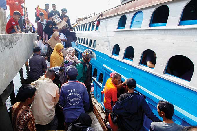 Penumpang di Pelabuhan Sungai Duku mengantre memasuki kapal Jelatik menuju ke Selatpanjang, Kabupaten Kepulauan Meranti, beberapa waktu lalu. Harga tiket kapal di pelabuhan ini bakal naik 35 persen. (Dok.Istimewa)