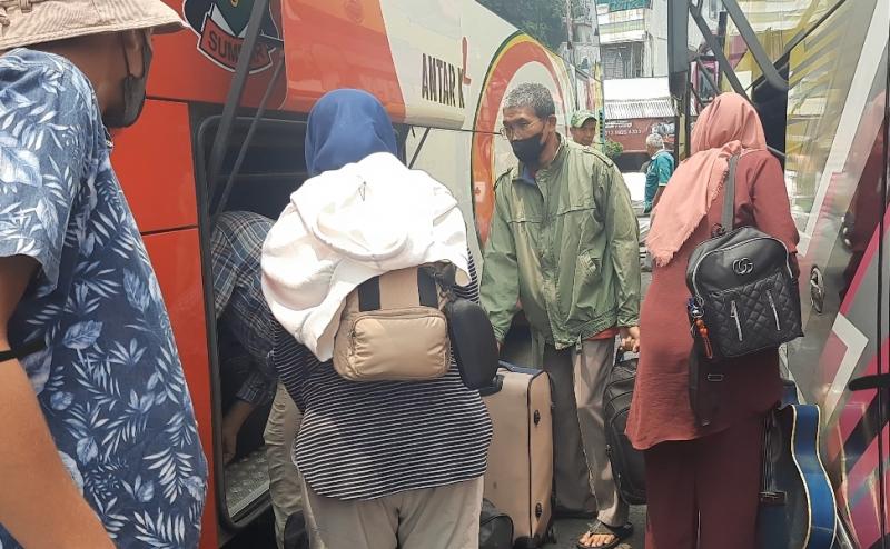 Penumpang bus akan menaiki bus dari Terminal Induk Kota Bekasi, Senin (5/9/2022).