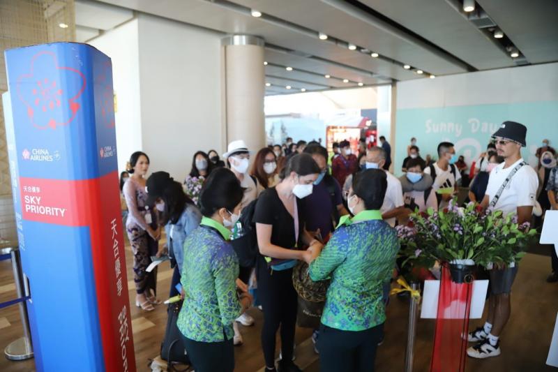 Suasana kedatangan penumpang asal Taiwan di Bandara Ngurah Rai, Bali