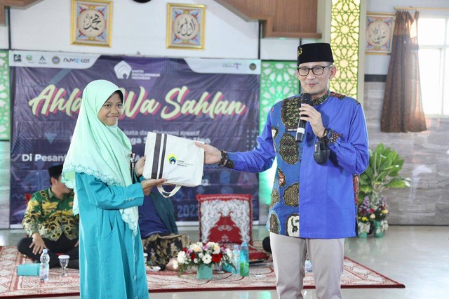 Menparekraf Sandiaga Uno menyambangi Pesantren Modern Al Amanah Junwangi Siodarjo, Jawa Timur, Minggu (4/9/2022). 