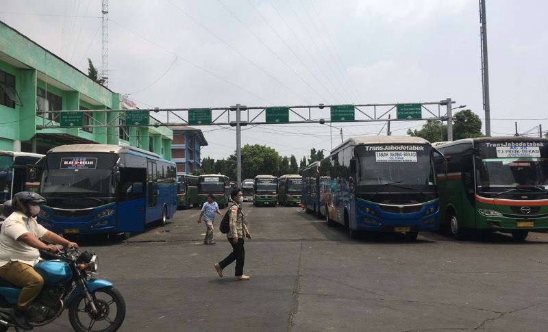 Deretan bus kota di Terminal Bekasi. Foto: BeritaTrans.com.