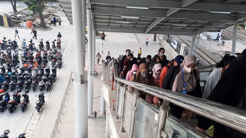 Penumpang KRL menaiki tangga sebelah utara Stasiun Bekasi sebagai jalur baru untuk masuk naik turun kereta, Senin (5/9/2022)