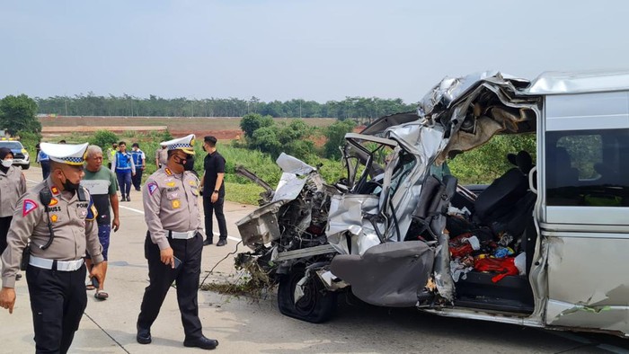 Minibus remuk setelah menabrak truk.