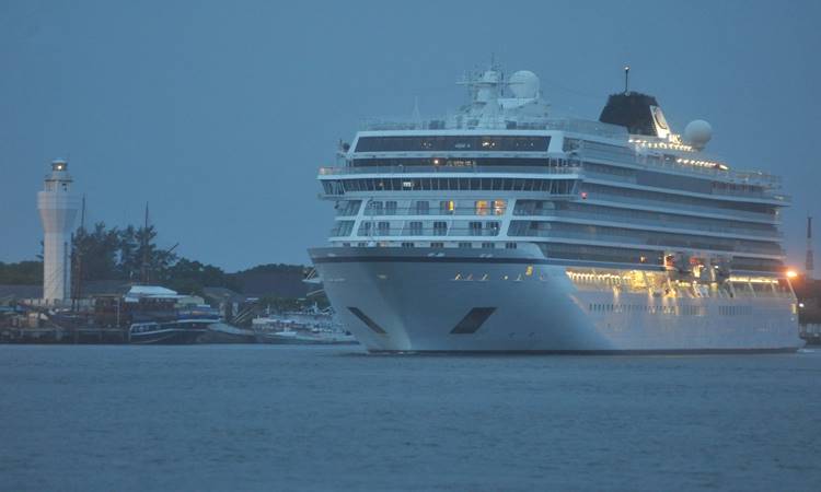 Kapal pesiar berbendera Norwegia, Viking Sun bergerak meninggalkan Pelabuhan Benoa di perairan Benoa Bali, Senin (9/3/2020).