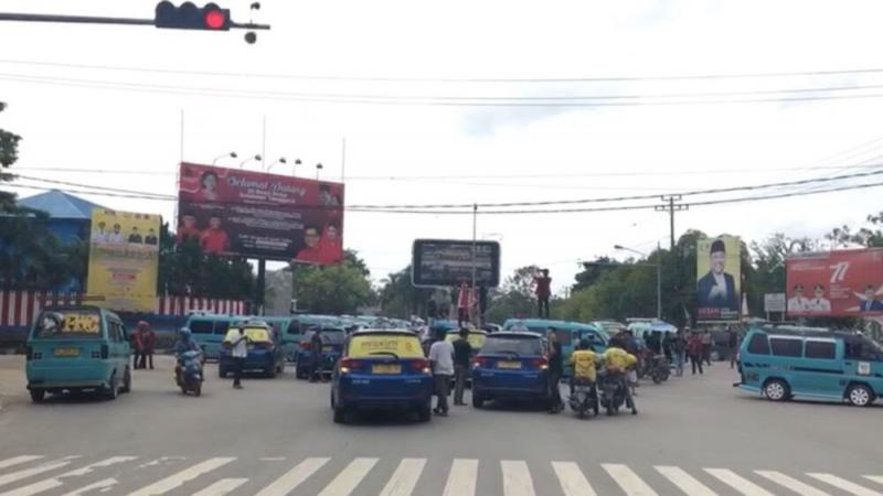 Puluhan sopir angkot di Kendari mogok imbas kenaikan BBM. Foto: Ing/Kendariinfo. (5/9/2022).