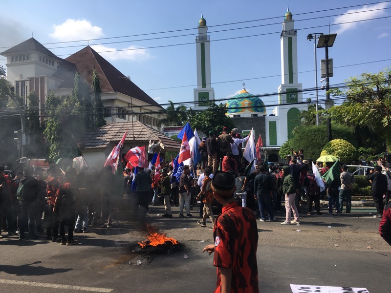 Aksi demo mahasiswa tolak kenaikan BBM di depan Kantor DPRD Kota Bekasi, Senin (6/9/2022). Foto: BeritaTrans.com.