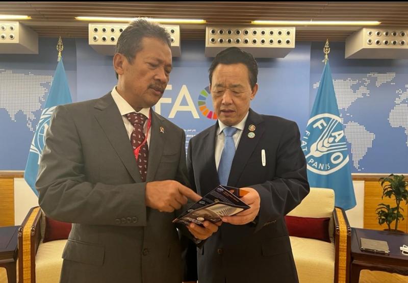 Menteri KKP Sakti Wahyu Trenggono menunjukkan materi publikasi 5 Strategi Ekonomi Biru KKP kepada Dirjen FAO Qu Dongyu saat melakukan pertemuan bilateral di sela-sela kegiatan Committee on Fisheries (COFI) ke-35 di Roma, Italia, Senin (5/9/2022) sore waktu setempat.