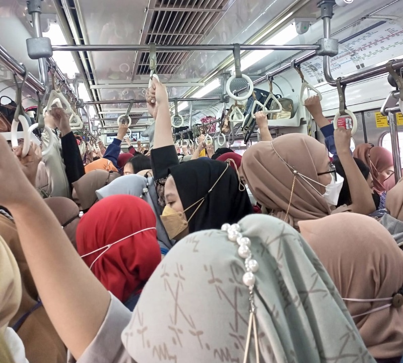 Suasana di KRL tujuan akhir Jakarta Kota saat di Stasiun Depok Baru