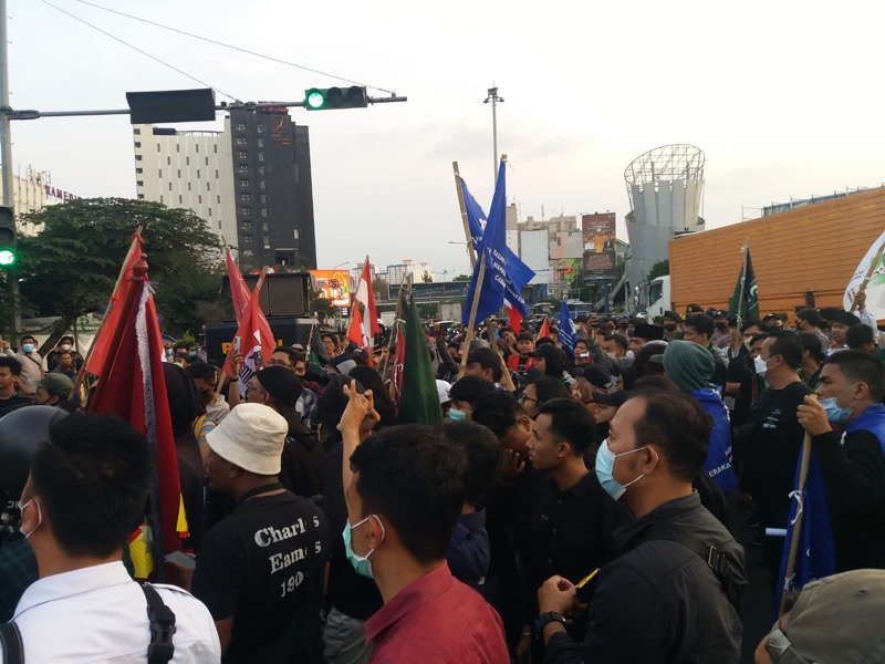 Aksi demo kenaikan BBM di depan Hypermall Kota Bekasi, Selasa (6/9/2022). Foto: BeritaTrans.com.