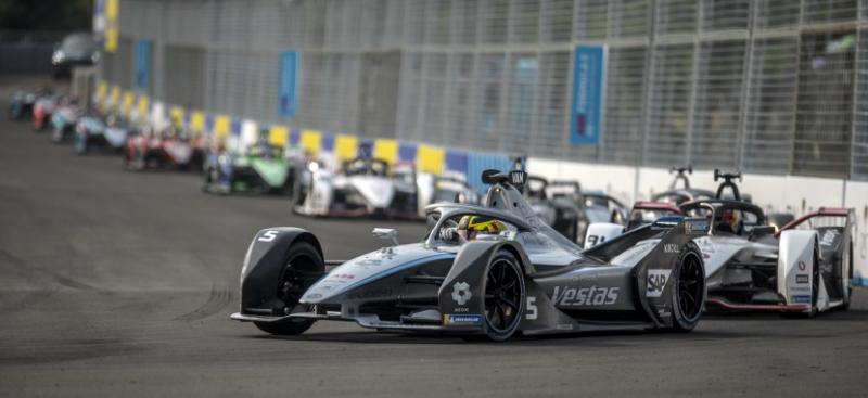  Pembalap tim Mercedes EQ Formula E Team Stoffel Vandoorne memacu mobilnya pada balapan Formula E seri kesembilan Jakarta E-Prix 2022 di Sirkuit Jakarta International E-Prix Circuit (JIEC), Ancol, Jakarta Utara, Sabtu (4/6/2022).   Republika/ABDAN SYAKURA