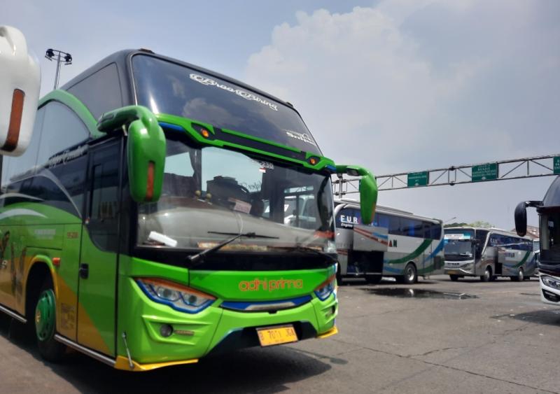 Bus melaju akan berangkat dari Terminal Induk Kota Bekasi, Jawa Barat, Rabu (7/9/2022). 