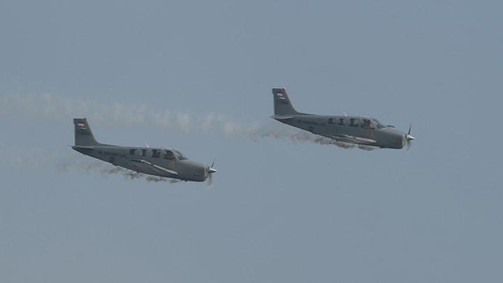 Penerbang TNI Angkatan Laut dari skuadron udara 200, Wing Udara 2, Pusat Penerbangan TNI AL, melakukan latihan tempur dengan pesawat Bonanza G-36 melintasi KRI Semarang di Perairan Teluk Jakarta, Selasa, 21 Juli 2020. ANTARA FOTO/Muhammad Adimaja