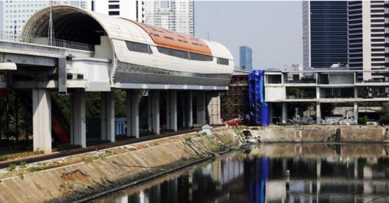 Pembangunan Jembatan Penyeberangan Multiguna Dukuh Atas terus dikerjakan, Kamis (18/8). Jembatan menghubungkan Stasiun LRT Dukuh Atas dengan Stasiun Sudirman. (Ist)