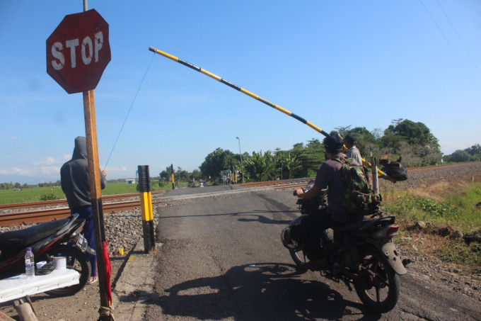 Perlintasan Rel KA tanpa palang pintu di Kecamatan Sumobito ini jadi salah satu yang akan dibangun Dishub Jombang tahun ini.