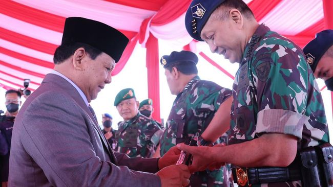 Menteri Pertahanan Prabowo Subianto memberikan pistol produksi industri pertahanan dalam negeri asal Bandung, PT Pindad (Persero), sebagai cendera mata kepada kepala staf tiga angkatan dalam acara penetapan Komponen Cadangan (Komcad) TNI 2022.