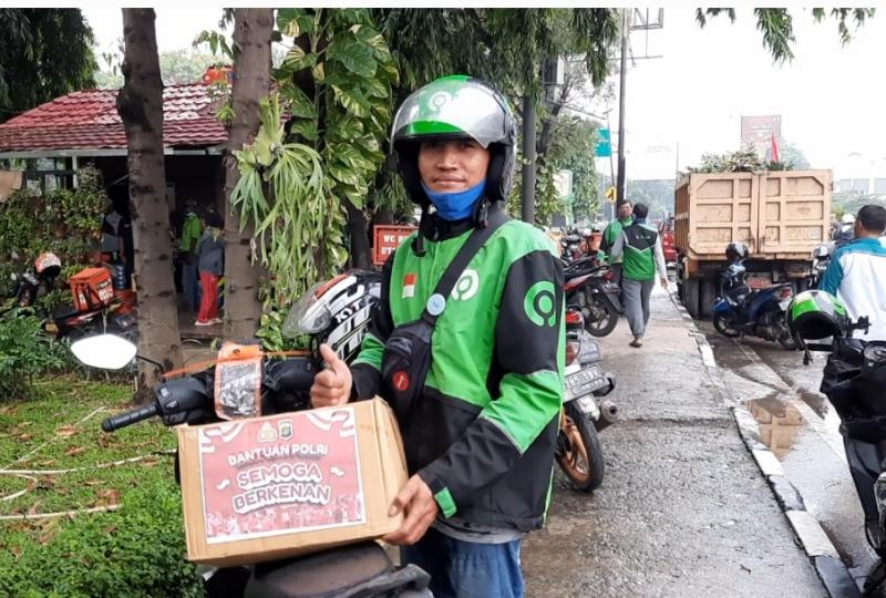 Seorang pengemudi ojek online mendapatkan paket bantuan, sebagai bentuk kepedulian dari Polres Metro Bekasi Kota untuk masayarakat terdampak kenaikan BBM. 