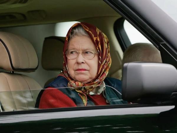 Pemegang tahta Kerajaan Inggris, seperti Ratu Elizabeth II memiliki hak istimewa melekat. Salah satunya diizinkan tidak punya SIM. Foto/IST