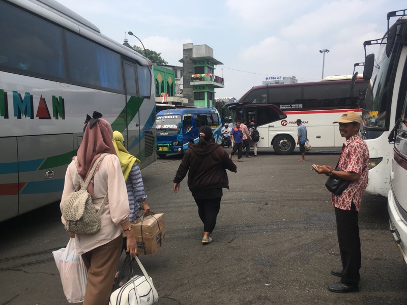 Calon penumpang berjalan diantara bus AKDP di Terminal Bekasi. Foto: BeritaTrans.com.