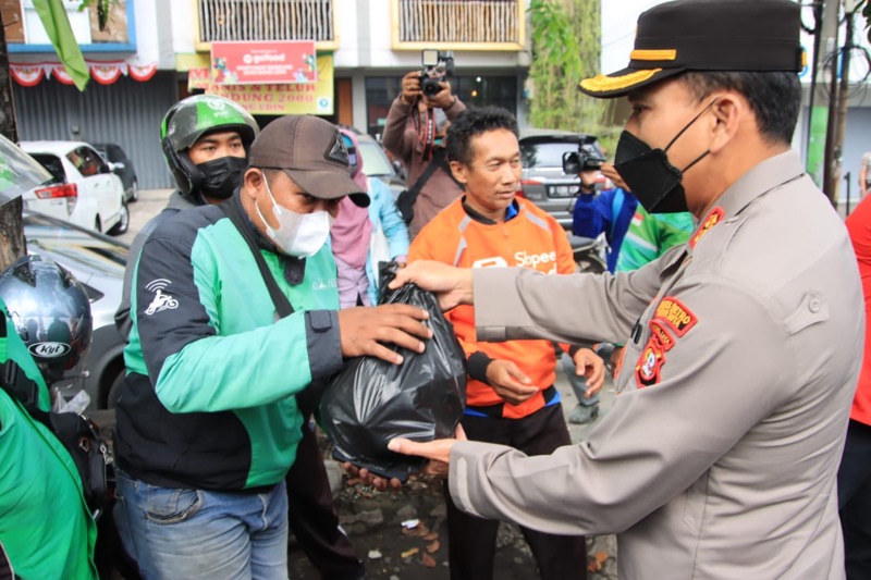 Wakapolres Metro Bekasi Kota AKBP Rama Samtama Putra Bagikan paket sembako ke pengemudi ojol. Foto: istimewa.