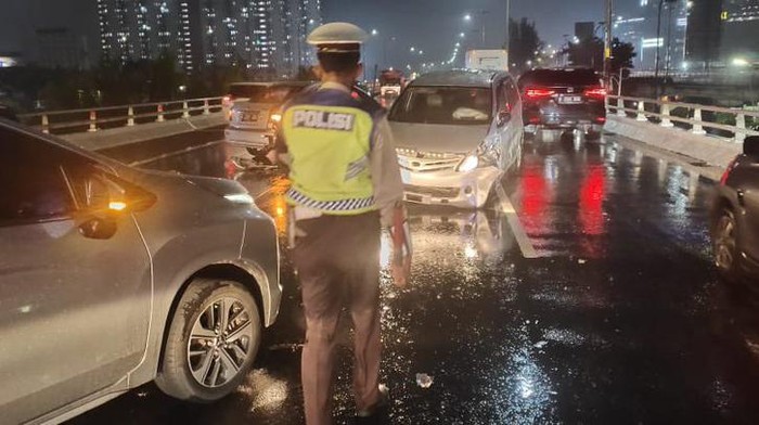 Tabraka maut melibatkan dua kendaraan terjadi di Tol Dalam Kota Km 16 arah Pluit yang ada di wilayah Jelambar, Jakarta Barat.