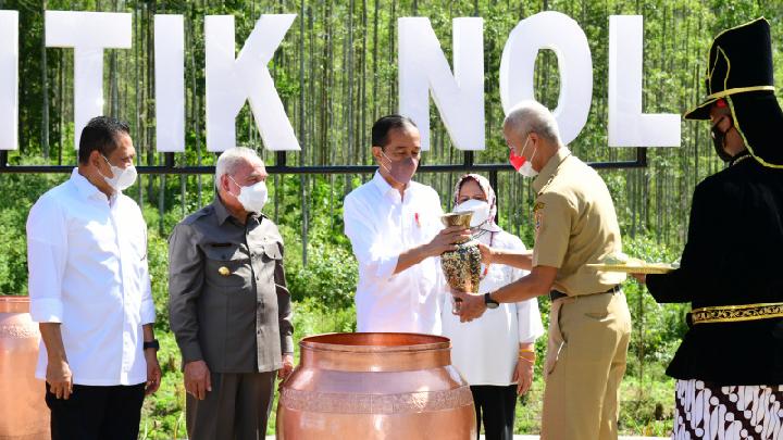 Presiden Joko Widodo alias Jokowi dalam ritual Kendi Nusantara di titik nol Ibu Kota Negara (IKN) Nusantara di Penajam Paser Utara, Kalimantan Timur, Senin, 14 Maret 2022. Dalam ritual ini, air dan tanah dari 34 propinsi disatukan di titik nol ibu kota yang baru. Foto: Biro Pers Sekretariat Presiden