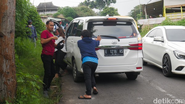  Ilustrasi mobil mogok didorong (Foto: Wisnu Pradana/detikOto)