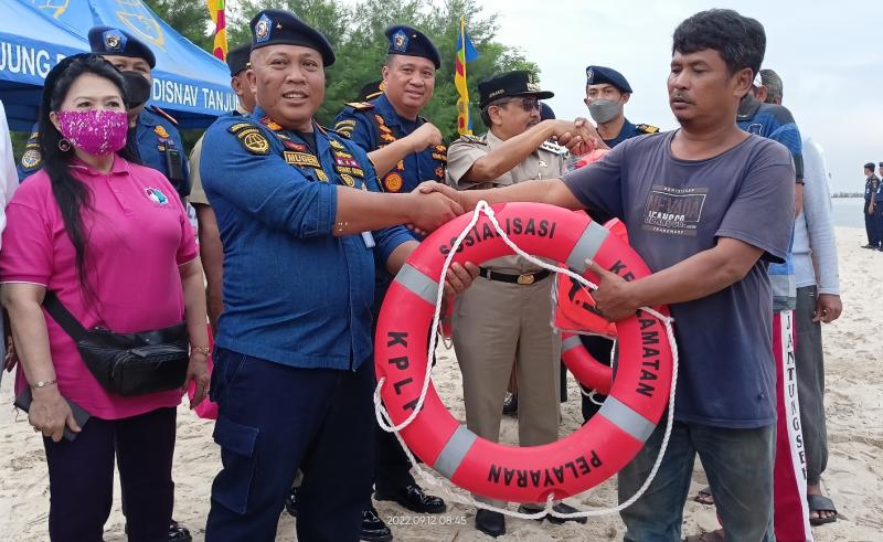 Direktur KPLP, Capt. Mugen Sartoto menyerahkan ring boy untuk nelayan di Pulau Untung Jawa (foto: dok. pribadi)