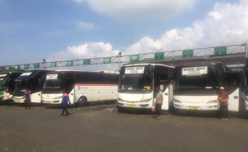 Bus Primajasa di Terminal Bekasi, Senin (12/9/2022). Foto: BeritaTrans.com.