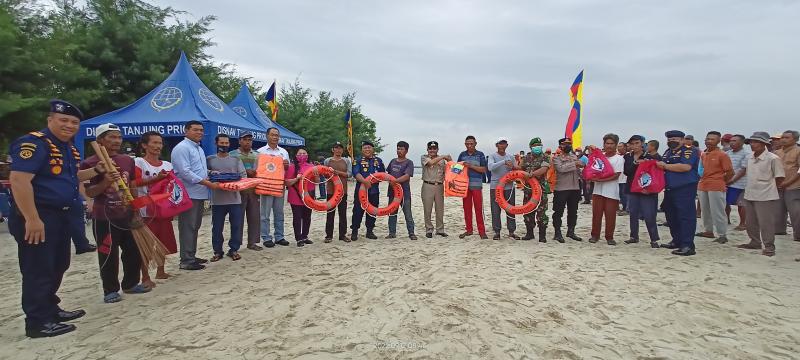 Penyerahan life jacket, ring buoy, sembako dan alat kebersihan secara simbolis di Pulau Untung Jawa dalam rangka rangkaian gelaran Harhubnas 2022. (foto : dok. pribadi)