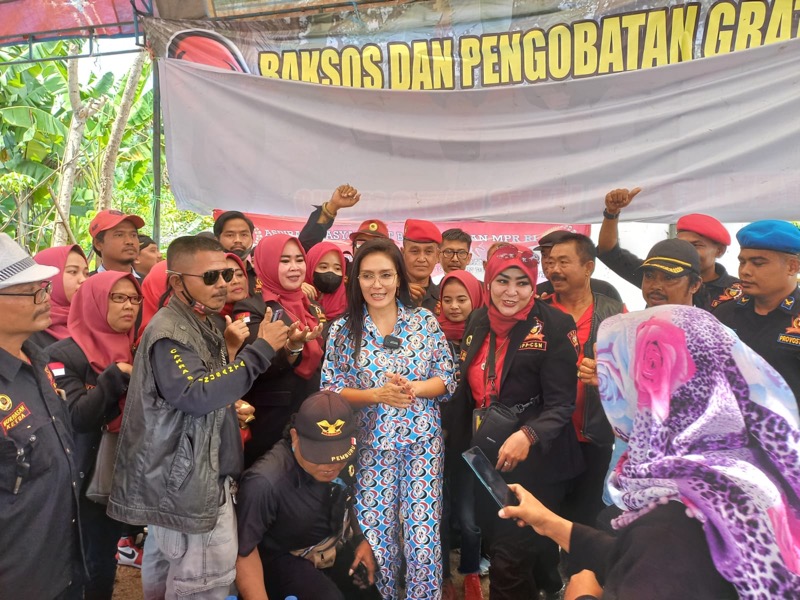 PAC PDI Perjuangan bersama Organisasi Masyarakat (Ormas) CSN Kabupaten Bekasi menggelar pemeriksaan dan pengobatan gratis bagi masyarakat di wilayahnya. Foto: istimewa.