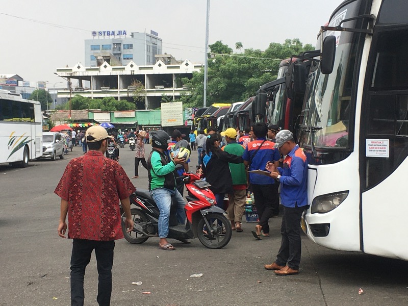 Kru bus antarkota bersiaga menjaring penumpang di Terminal Bekasi. Foto: BeritaTrans.com.