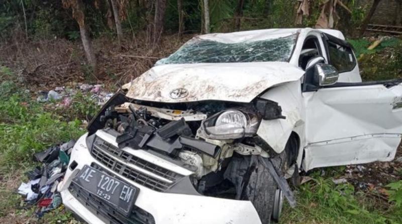 Kondisi Toyota Agya di Madiun usai ditabrak KA Brantas. (Foto:Istimewa)