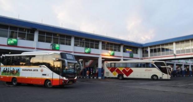 Banyaknya layanan penumpang dan bus, menjadikan Terminal Purabaya tidak hanya tersibuk di Indonesia, tapi juga Asia Tenggara. 