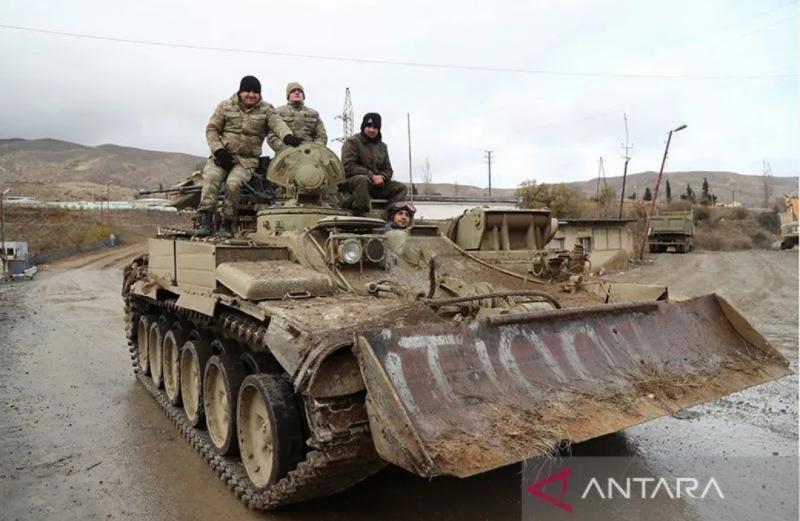 Arsip foto - Warga, termasuk tentara Azeri, mengendarai kendaraan militer di pemukiman Suqovushan, yang berada di bawah kendali pasukan Azerbaijan, menyusul konflik militer atas Nagorno-Karabakh terhadap pasukan etnis Armenia dan penandatanganan kesepakatan gencatan senjata, di Distrik Tartar (6/12/2020). ANTARA/REUTERS/Aziz Karimov/hp/cfo/aa.