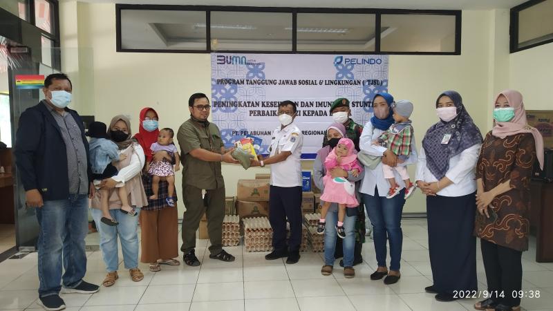 Pelindo Regional 2 Sunda Kelapa serahkan bantuan kepada Kelurahan Ancol (foto:BeritaTrans.com/ahmad)