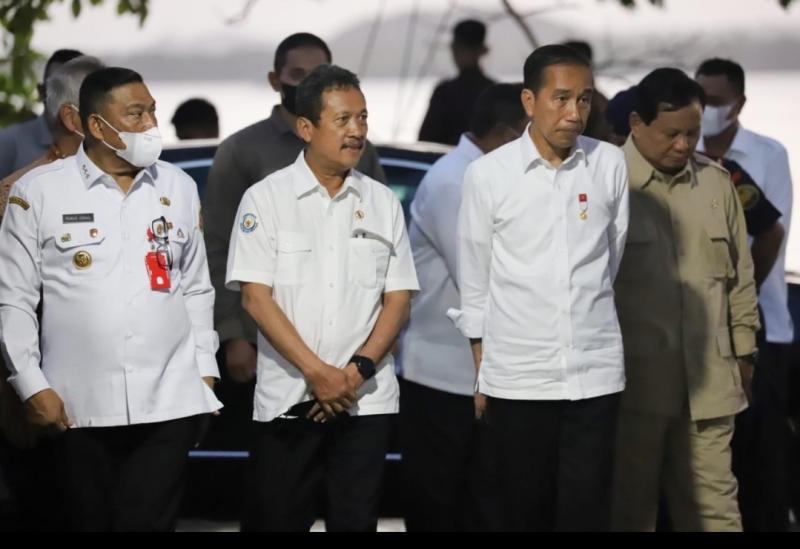 Menteri KKP Sakti Wahyu Trenggono mendampingi Presiden RI Joko Widodo saat meninjau aktivitas perikanan di Kota Tual, Provinsi Maluku, Rabu (14/9/2022). Dalam kunjungan ini, Menteri Trenggono memperlihatkan kesiapan sarana prasana pendukung implementasi kebijakan penangkapan ikan terukur berbasis kuota, salah satunya timbangan online yang sedang dalam tahap ujicoba di PPN Tual.