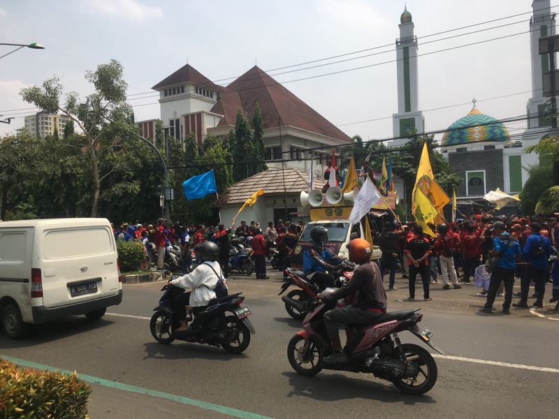 Aliansi Federasi Serikat Buruh Demokrasi se-Kabupaten dan Kota Bekasi menggelar aksi demo terkait kenaikan harga BBM di depan kantor DPRD Kota Bekasi. Foto: BeritaTrans.com.