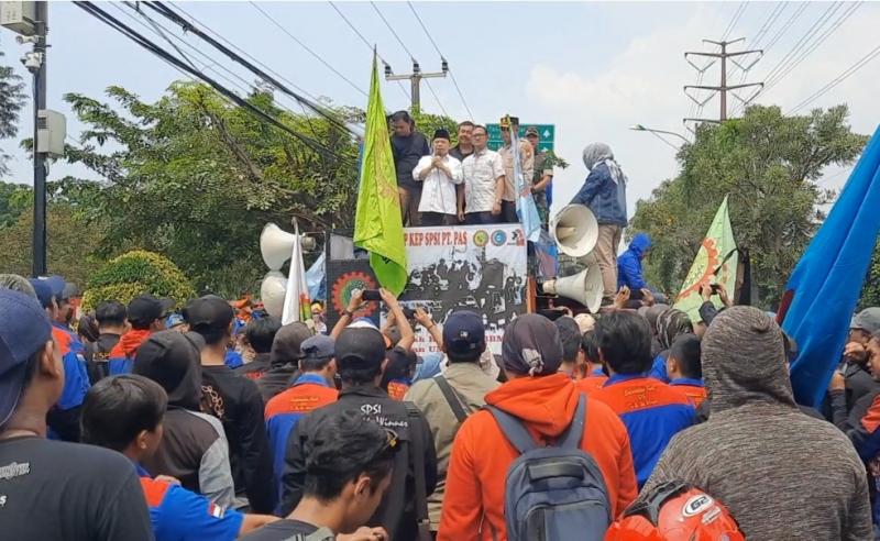 Buruh berunjuk rasa di dua titik di Kota Bekasi pada Kamis (15/9/2022).