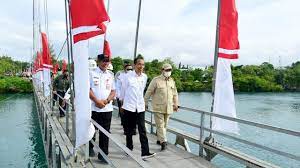   Presiden Joko Widodo bersama dengan Menteri Pertahanan Prabowo Subianto dan rombongan terbatas berjalan di atas jembatan gantung Wear Fair di Kabupaten Maluku Tenggara, Provinsi Maluku.