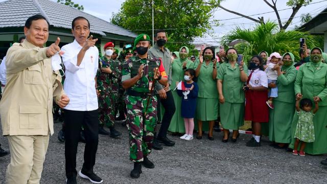 Ditemani Menhan Prabowo Subianto, Presiden Jokowi tinjau Pengolahan Budidaya Rumput Laut di Maluku.