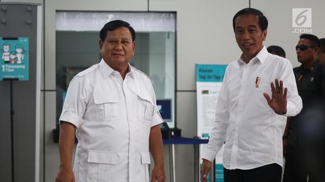 Presiden terpilih Joko Widodo atau Jokowi (kanan) bersama Ketua Umum Partai Gerindra Prabowo Subianto saat bertemu di Stasiun MRT Lebak Bulus, Jakarta.
