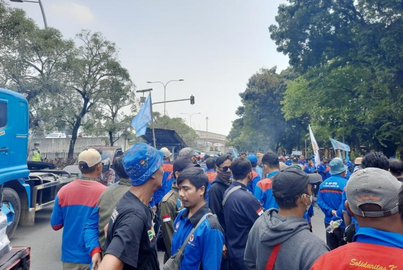 Demo buruh di depan kantor Walikota Bekasi, Kamis.