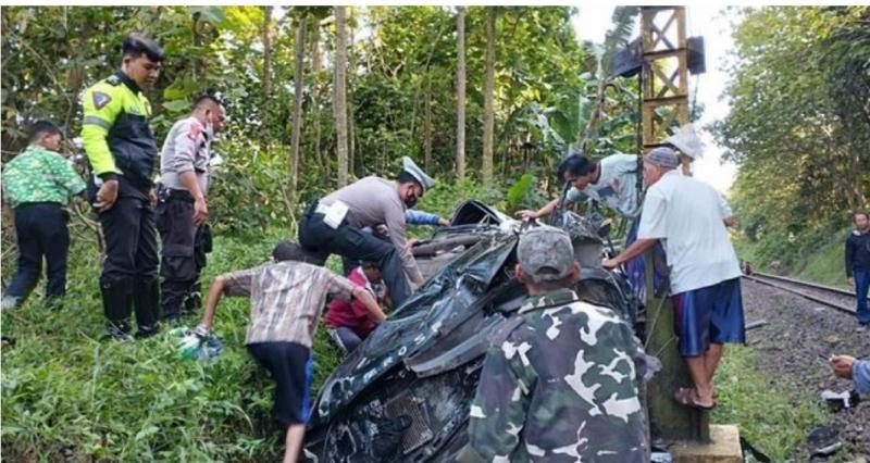 Petugas mengevakuasi mobil tertabrak kereta api di Lampung.(Ist)