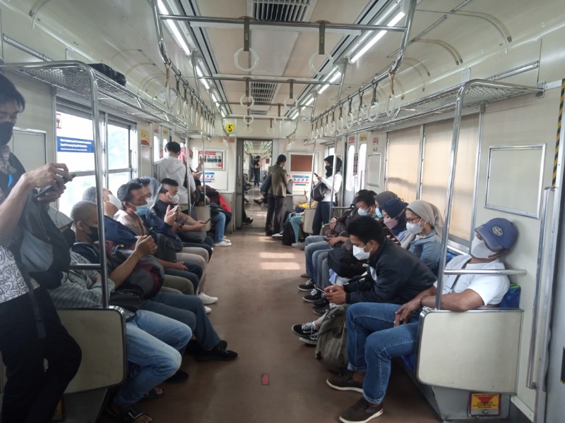 Suasana di atas KRL tujuan Jakarta