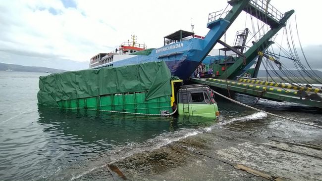 Sebuah truk nyemplung ke laut saat hendak masuk ke dalam kapal di dermaga LCM Pelabuhan Gilimanuk, Jembrana, Kamis (15/9/2022). (Foto:Istimewa)