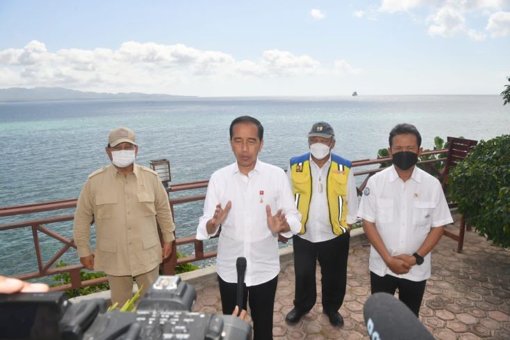 Menhan Prabowo mendampingi Presiden Jokowi ke Maluku. 